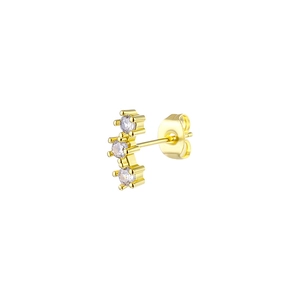 Dettagli di orecchini minimalisti in oro con zirconi e classica chiusura a farfalla