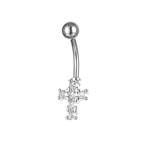Detailansicht vom silbernen Bauchnabelpiercing mit Kreuz und funkelnden Zirkonia