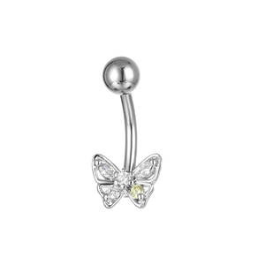 Detail eines Schmetterlings Bauchnabelpiercings mit Silberbeschichtung und Zirkon-Inlay