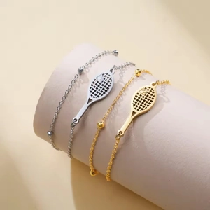 Detail eines minimalistischen Tennisracket-Armbands aus Edelstahl in Gold und Silber