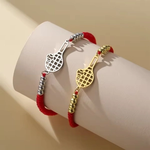 Detailansicht der roten geflochtenen Tennisschläger Armbänder in Gold und Silber Optik
