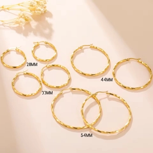 Boucles d'oreilles créoles torsadées dorées en quatre tailles de 28mm à 54mm avec fermoir