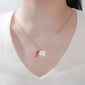 Collar de acero inoxidable 304 con colgantes de chile rojo y trébol plateado elegante