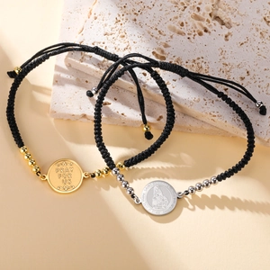 Détail des bracelets tressés avec pendentifs religieux gravés de Sainte Dymphna