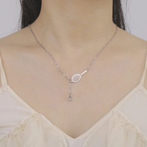 Collana a racchetta da tennis in acciaio argento con pendente in cristallo su modella