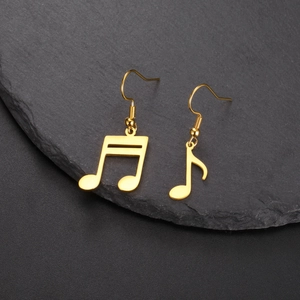 Elegantes pendientes de notas musicales en acero inoxidable 304 sobre fondo oscuro texturizado