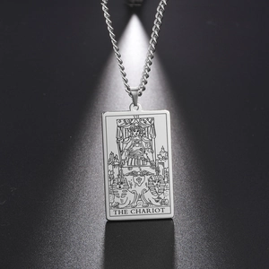 Collana Tarot gotica in acciaio inossidabile argento con pendente Il Carro per uomini