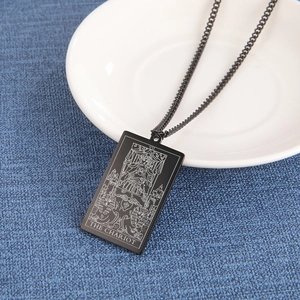 Collana tarocchi hip hop con ciondolo nero del Carro su sfondo di tessuto blu strutturato