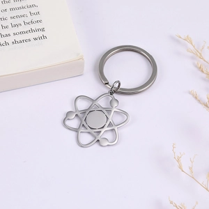 Schlüsselanhänger aus poliertem Edelstahl mit Atomstruktur in minimalistischem Design