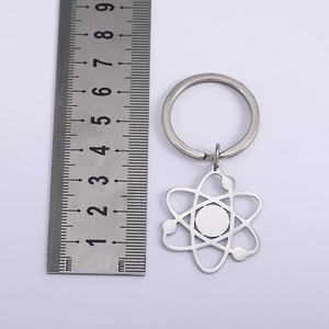 Makroaufnahme von Edelstahl Atom-Symbol Schlüsselanhänger mit Maßstab zur Größe