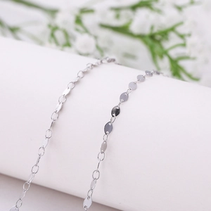 Minimalistische silberne Brillen-Metallkette mit flachen ovalen Gliedern auf Display