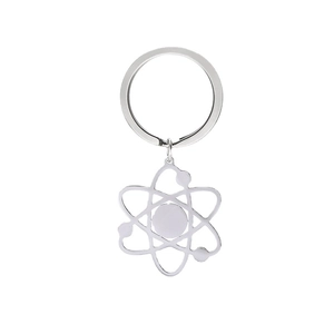 Schlüsselanhänger aus Edelstahl mit Atom-Symbol-Anhänger auf weißem Hintergrund