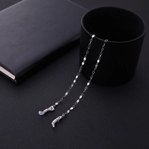 Detailansicht der silbernen Pailletten-Brillenkette mit weißen Silikonschlaufen