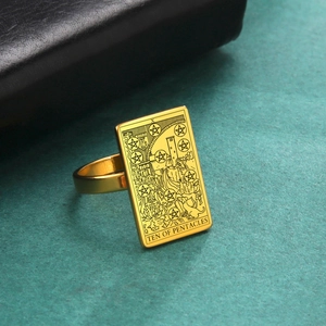 Detalle macro del anillo de tarot Diez de Oros chapado en oro con grabados finos