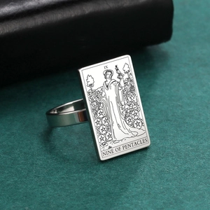 Detalle macro del anillo de tarot Nueve de Pentáculos plateado con grabado IX romano