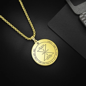 Collana con ciondolo Chiave di Salomone dorata con iscrizioni ebraiche su catena box