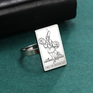 Anillo de tarot vintage en plata de ley con motivo de Dos de Pentáculos estilo retro