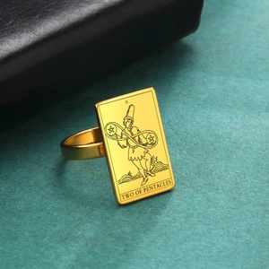 Anillo de tarot dorado con el diseño de Dos de Pentáculos en una banda rectangular vintage