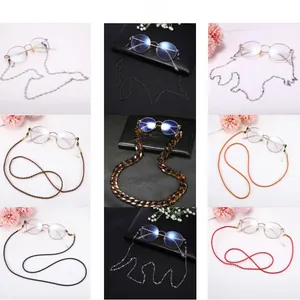 Divers styles de chaînes de lunettes avec maillons métalliques et cordons en cuir tressé