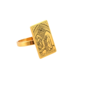 Anillo de tarot Tres de Oros en oro vintage con un acabado pulido y elegante
