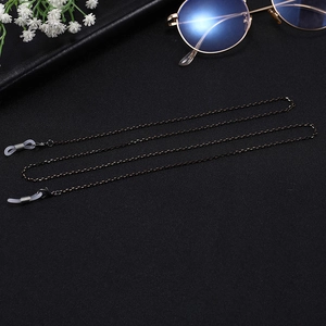 Vue détaillée de la chaîne de lunettes noire en titane avec boucles en silicone