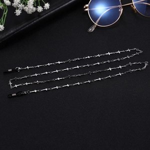 Vue détaillée de la chaîne à lunettes en argent à maillons croix avec boucles silicone
