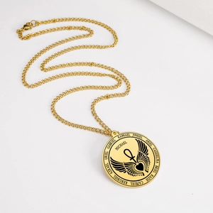 Detail des goldenen Erzengel Michael Anhängers mit Gravur von Flügeln und Ankh Kreuz