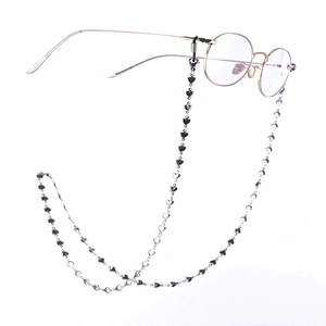 Chaîne de lunettes tendance en acier titane avec maillons en cœur et fini métallique