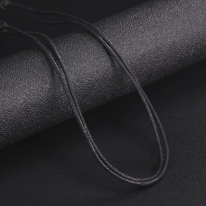 Detalle del cordón de collar trenzado negro con textura en espiral para joyería DIY