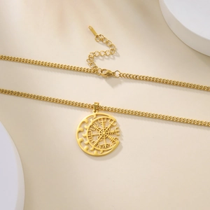 Λεπτομέρεια από χρυσό κολιέ με μενταγιόν Viking Vegvisir και ρυθμιζόμενη αλυσίδα