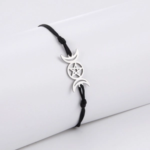 Detailansicht von Dreifachmond- und Pentagramm-Silberanhänger an schwarzem Armband