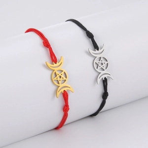 Detaillierte Makroansicht der Triple Moon Armbänder mit Sternanhängern in Rot und Schwarz