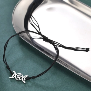 Detailansicht des Triple Moon Pentagram Anhängers an verstellbarem schwarzem Webarmband
