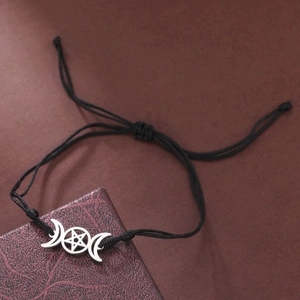 Verstellbares schwarzes Webarmband mit silberner Dreifachmond- und Pentagramm-Symbolik