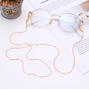Détail de chaîne de lunettes en cuivre doré avec fermoirs mousqueton et embouts silicone