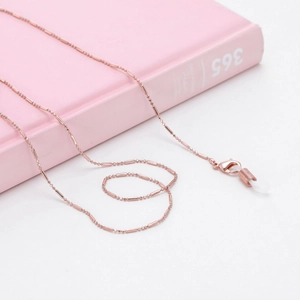Vue détaillée d'une chaîne en or rose avec fermoir mousqueton et boucle en silicone antidérapante