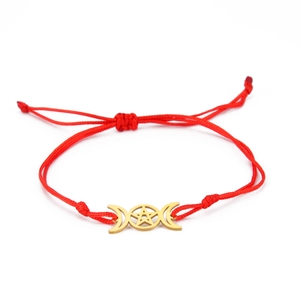 Rotes geflochtenes Armband mit goldenem Dreifachmond-Pentagramm-Symbolanhänger