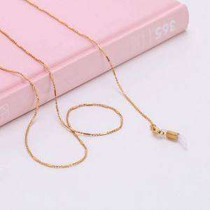 Détail de la chaîne de lunettes en cuivre doré avec boucles en silicone antidérapantes