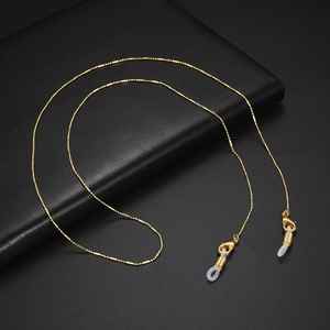 Détail de la chaîne de lunettes en métal doré avec fermoir mousqueton et boucle silicone