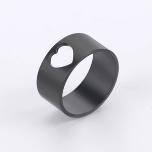 Detailopname van matzwarte titanium stalen ring met een uitgespaard hartvormig design