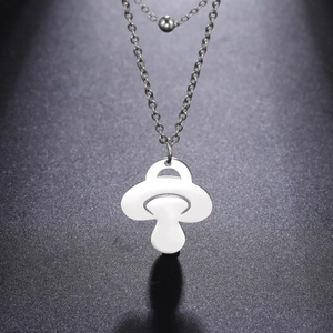Détail du collier argenté à double épaisseur avec chaîne à billes et pendentif champignon