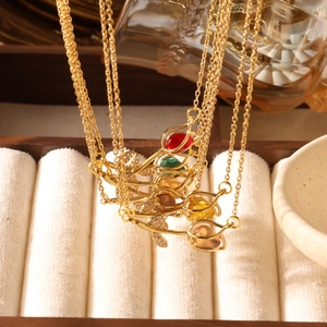 Detail van tulpenhangers met gekleurde kattenoogstenen en micro-gezette zirkonia steentjes