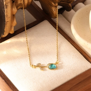 Elegante gouden tulpenketting met blauwe druppel edelsteen en sprankelende zirkonia