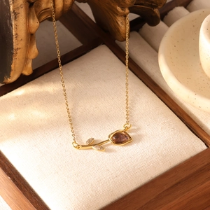 Elegante gouden tulp hanger ketting met paarse edelsteen en zirkoon in een doosje
