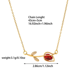 Detail van tulp hanger met rode edelsteen en zirkonia op gouden ketting