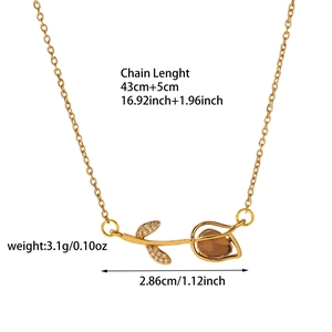 Detail van tulphanger met bruine druppelsteen en witte zircons aan gouden ketting