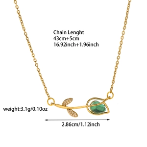 Detail van gouden tulpenketting met groene steen en zirkonia inlegwerk