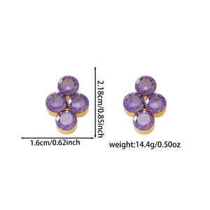 Dettaglio con dimensioni e peso degli orecchini in cristallo viola con finitura oro