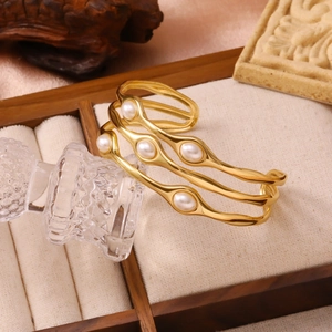 Eleganter 18K vergoldeter Titanarmreif mit Natursteinen und Perlen für Damen