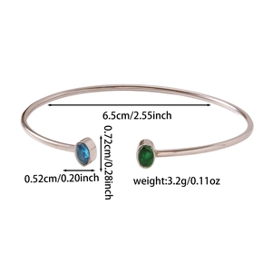 Vista dettagliata del bracciale in acciaio con diametro di 6,5 cm e dimensioni delle gemme